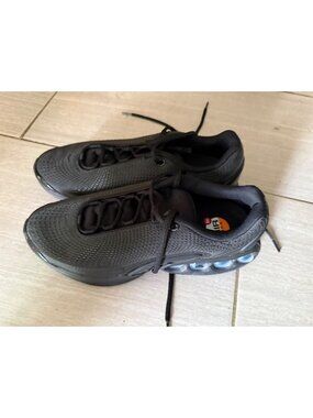 Nike Air Max Black Sneakers With Air Cushion Sole - Mens Size 9